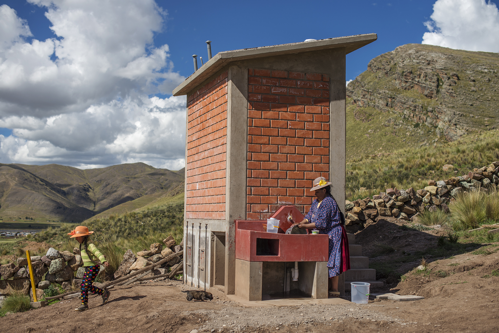 Madre e hija en una construcción de agua potable en Perú