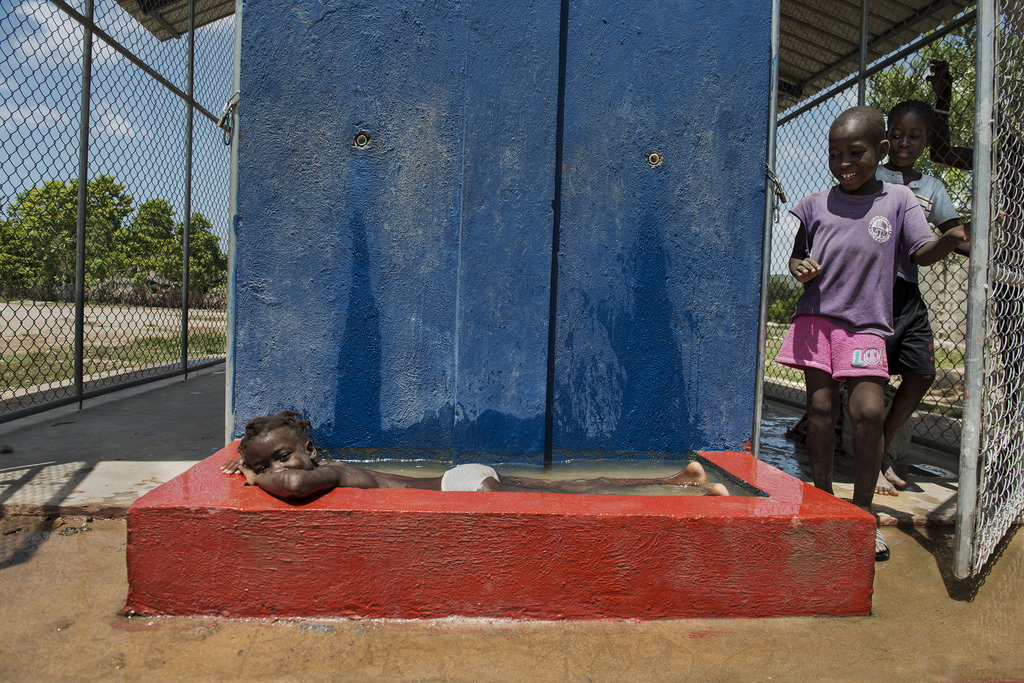 Niños jugando en un lavadero Haití