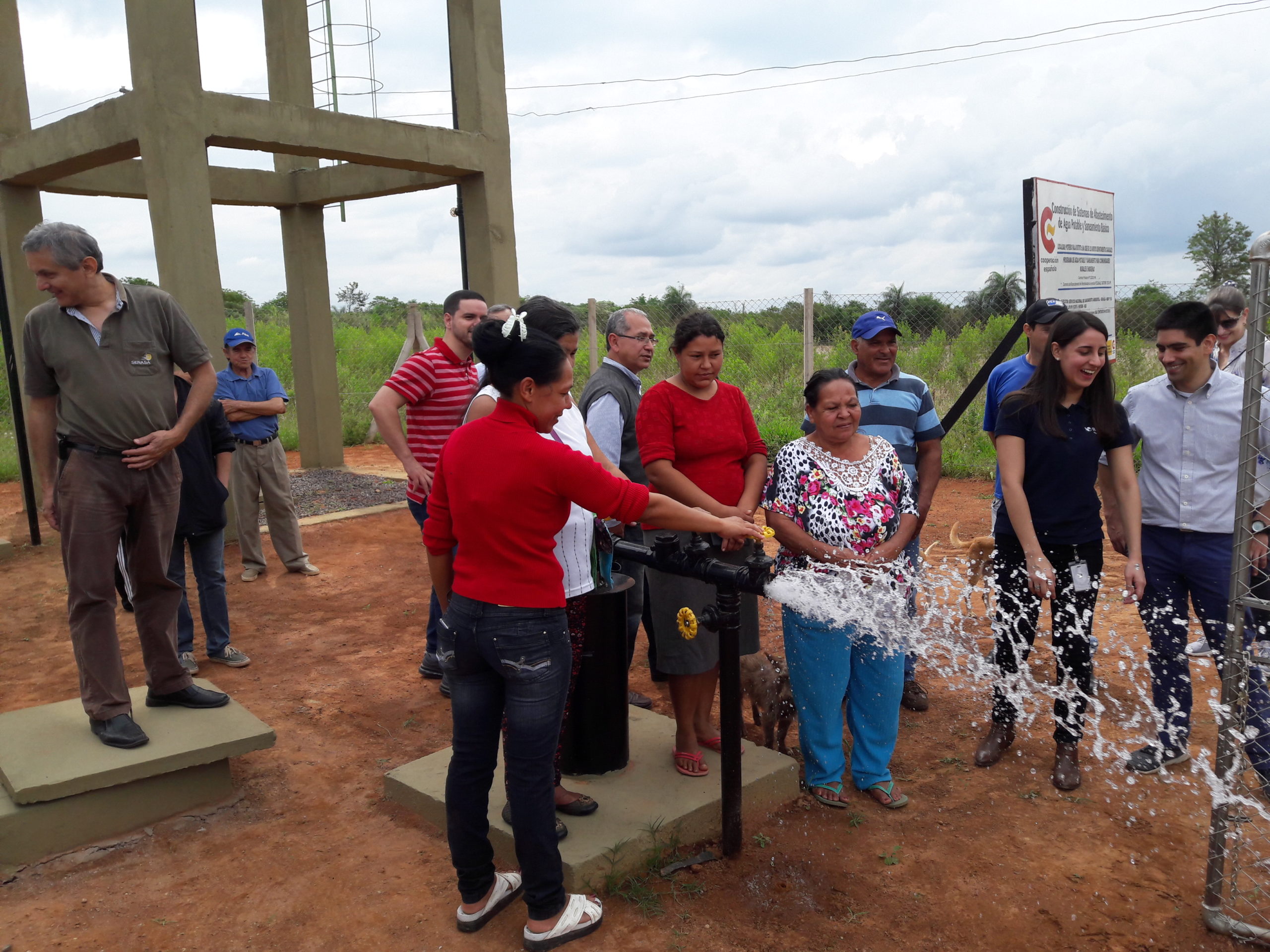 personas frente a infraestuctura de agua