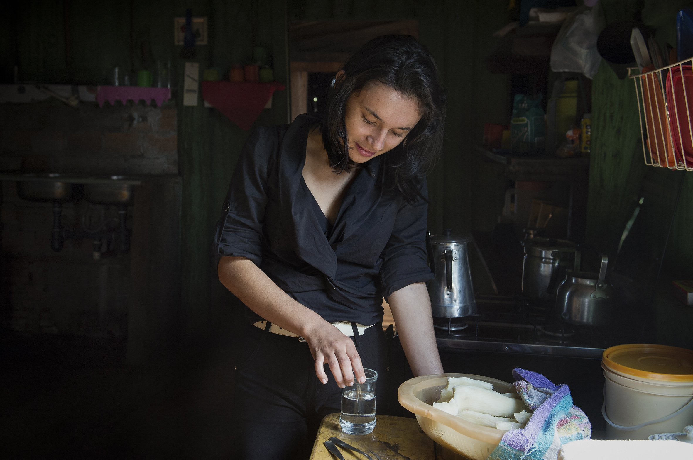 Mujer sujetando un vaso de agua lleno Paraguay