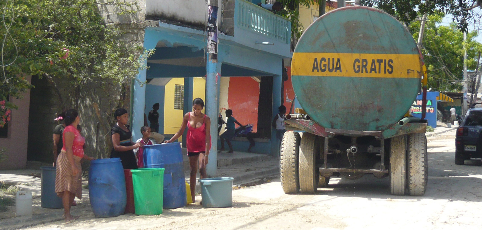 Grupo de personas en República Dominicana transportando agua