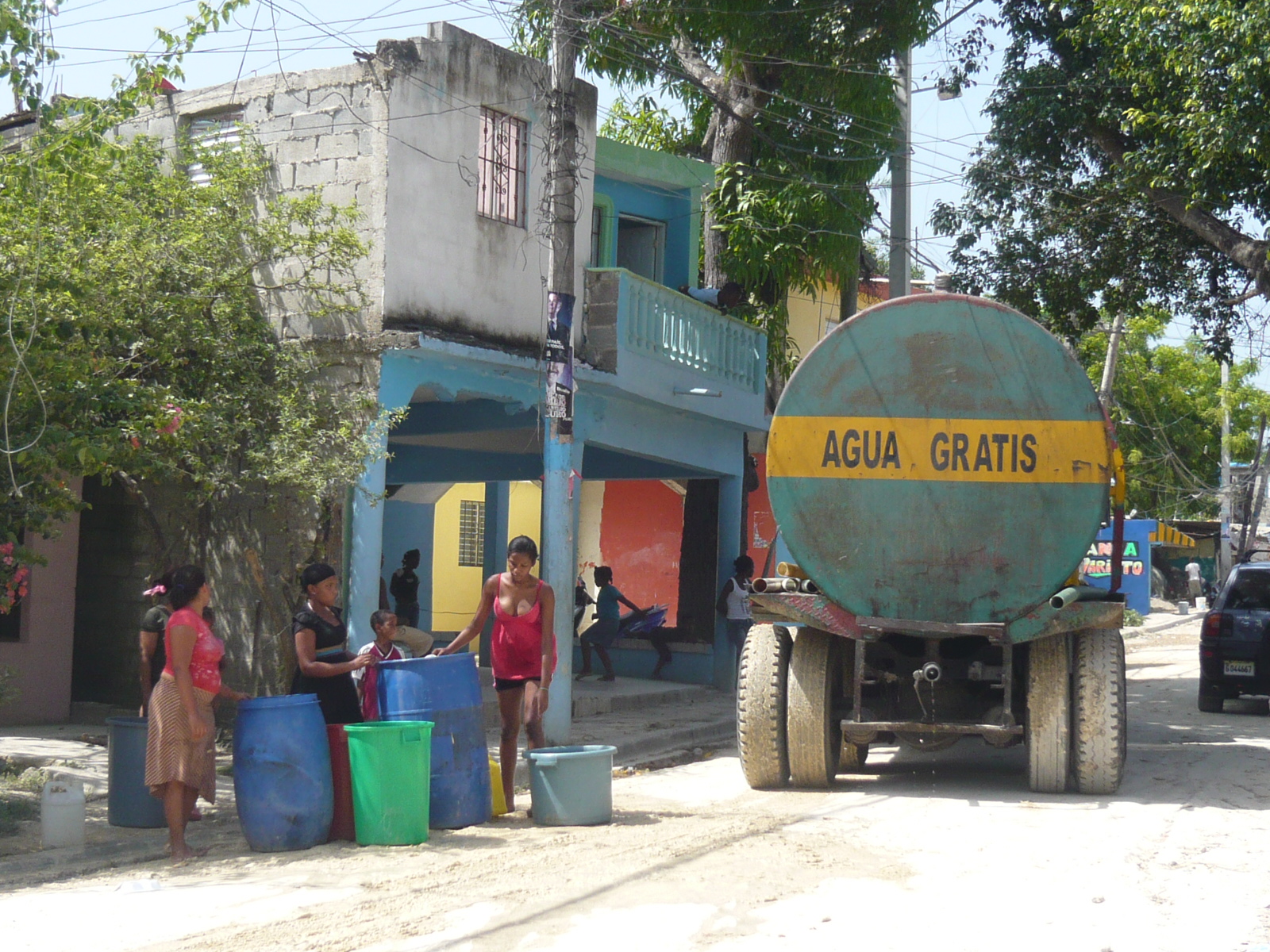 Grupo de personas en República Dominicana transportando agua