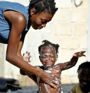 madre bañando niña