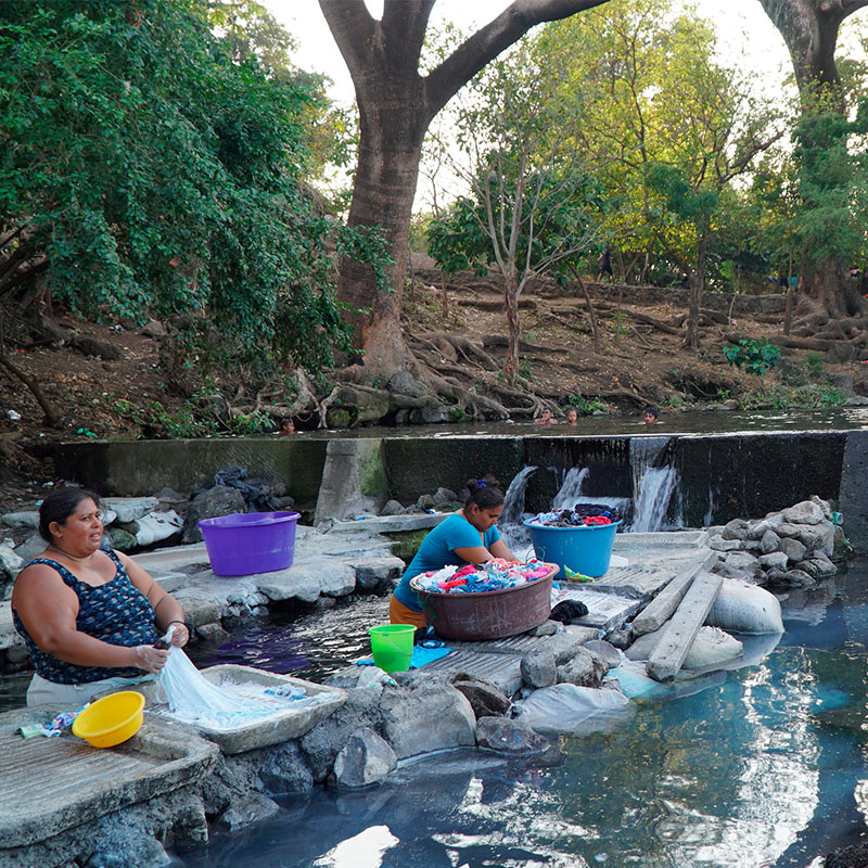 Mujeres lavando ropa en lavaderos en Guatemala