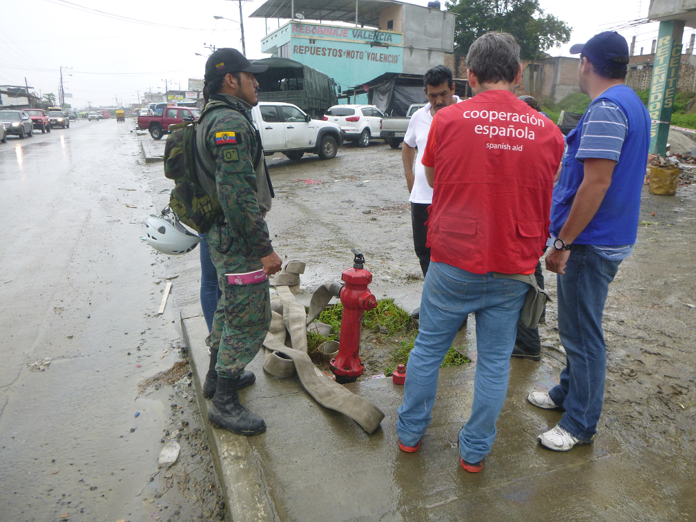 personas frente a infraestructura agua